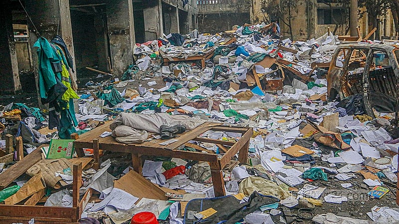 হামলার সময় যাত্রাবাড়ী থানার ভেতরে থাকা কাগজ ও নথিপত্র নষ্ট করে ফেলা হয়েছে। ঘটনার দুই সপ্তাহ পরও বিক্ষিপ্তভাবে ছড়িয়ে ছিটিয়ে রয়েছে সেগুলো।
