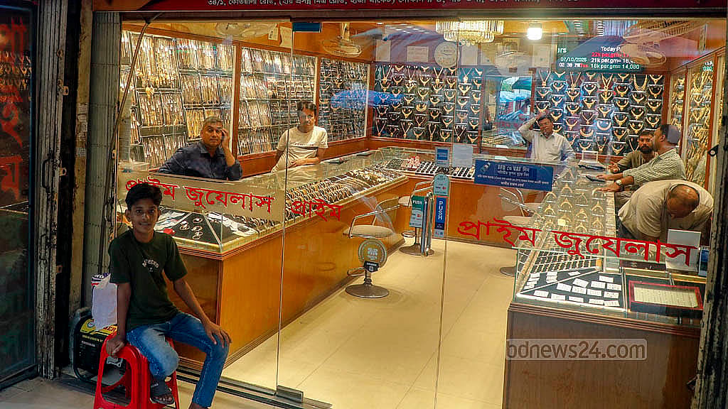 লাফিয়ে লাফিয়ে সোনার দাম বাড়ায় ক্রেতা কমার কথা জানান দোকানিরা। মঙ্গলবার রাজধানীর বায়তুল মোককারম মার্কেটের অনেক সোনার দোকান দেখা যায় ক্রেতা শূন্য।  ছবি: আব্দুল্লাহ আল মমীন