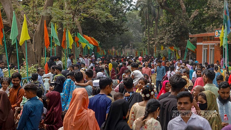 মিরপুর চিড়িয়াখানায় ঈদের পরদিন মঙ্গলবার প্রবেশ করছেন দর্শনার্থীরা। ছবি: মাহমুদ জামান অভি