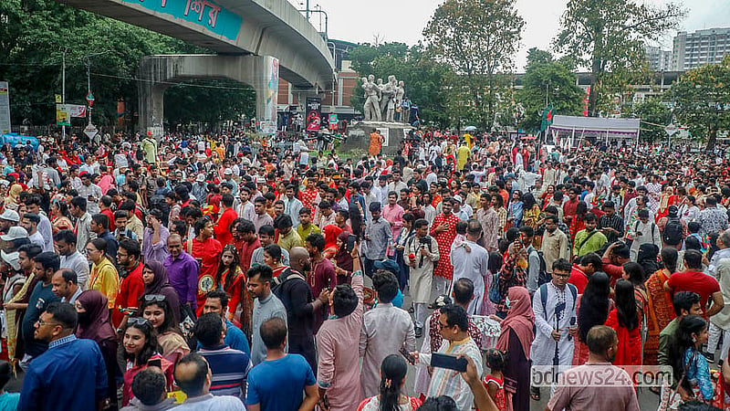 ঢাকা বিশ্ববিদ্যালয়ের শিক্ষক, শিক্ষার্থী, কর্মকর্তা–কর্মচারী ছাড়াও সর্বস্তরের মানুষ বৈশাখী শোভাযাত্রায় অংশ নেন