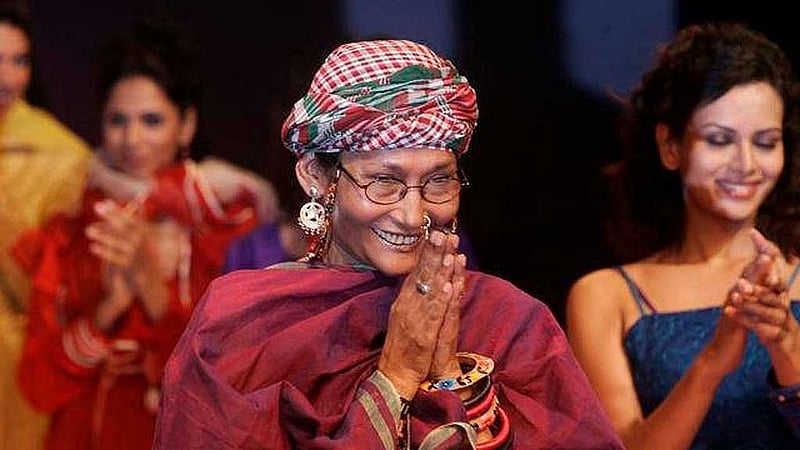 ফ্যাশন ডিজাইনিংয়ের পাশাপাশি মডেল হিসেবেও বিশ্বে বাংলাদেশকে তুলে ধরেছেন বিবি রাসেল। বিশ্বজুড়েই আছে তার পরিচয়।