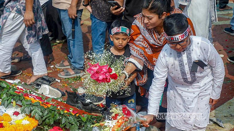 একুশে ফেব্রুয়ারিতে সন্তানদের সঙ্গে নিয়ে শ্রদ্ধা জানাতে আসেন অনেকে।  ছবি: আব্দুল্লাহ আল মমীন
