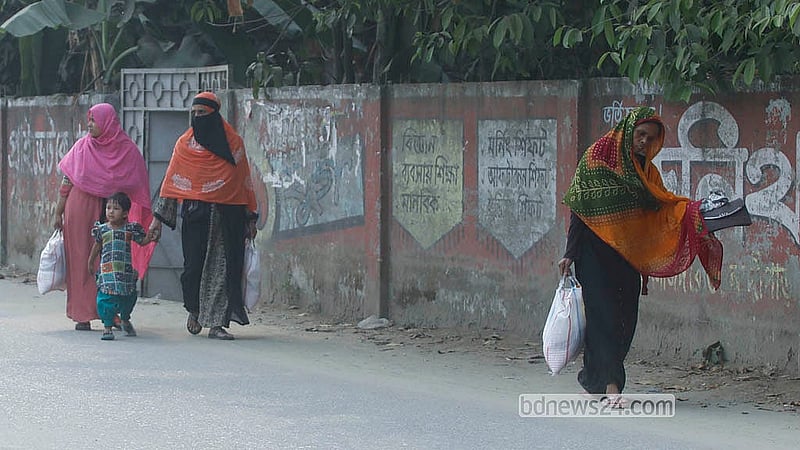 রাজধানীর ত্রিমোহনী এলাকায় দুপুরের পর থেকে অপেক্ষা শেষে মিলল পণ্য। টিসিবির ট্রাকসেল থেকে কিছুটা স্বল্পমূল্যের পণ্য নিয়ে ফিরছেন তারা