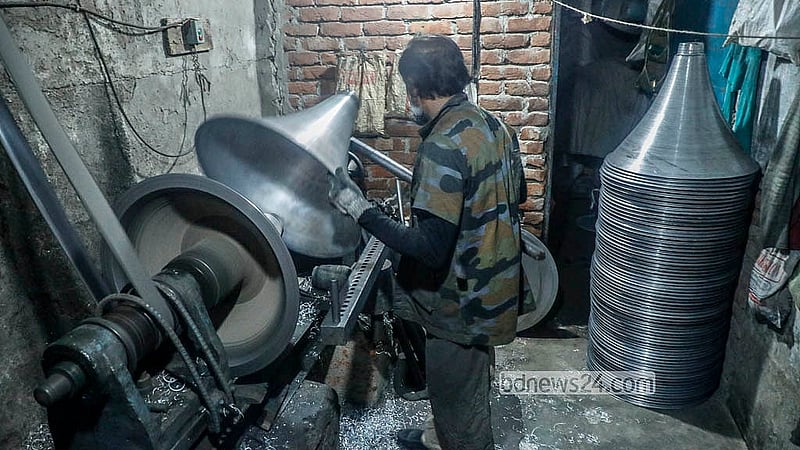 ঢাকার শ্যামপুর এলাকায় একটি কারখানায় তৈরি হচ্ছে মাইক। ত্রয়োদশ সংসদ নির্বাচন ঘিরে বেড়েছে মাইকের চাহিদা