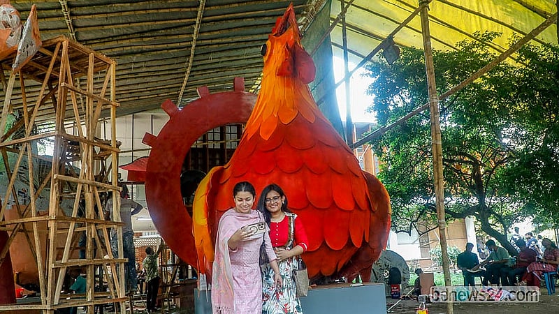 নববর্ষ উদযাপনে ঢাকা বিশ্ববিদ্যালয়ের চারুকলার প্রস্তুতি দেখতে এসেছেন অনেকেই। বিভিন্ন মোটিফের সঙ্গে তারা