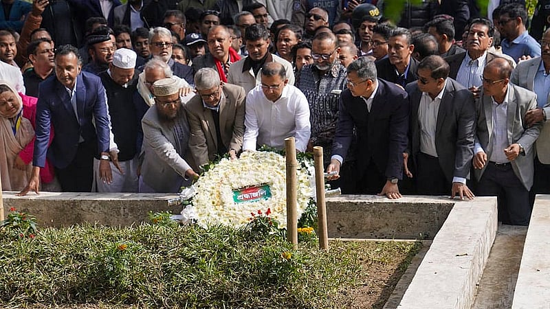 ঢাকা বিশ্ববিদ্যালয়ে শনিবার সকালে ইনকিলাব মঞ্চের আহ্বায়ক ওসমান হাদির কবর জিয়ারত করেন বিএনপির ভারপ্রাপ্ত চেয়ারম্যান তারেক রহমান। এসময় তার সঙ্গে ছিলেন দলের মহাসচিব মির্জা ফখরুল ইসলাম আলমগীর। ছবি: বিএনপি মিডিয়া সেল