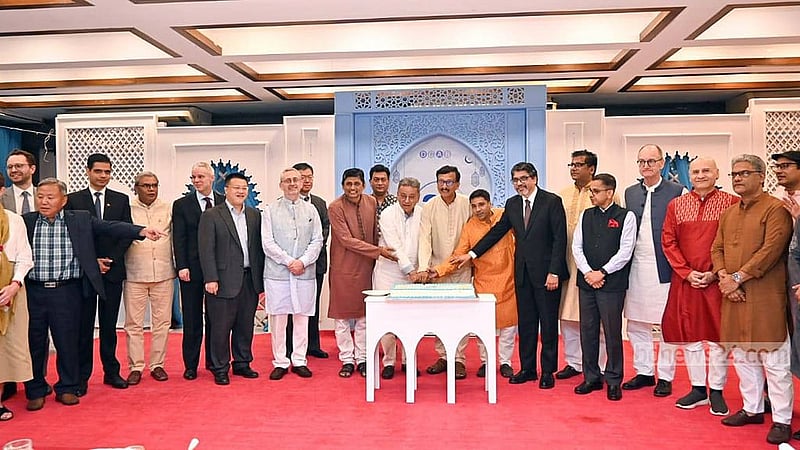 রাজধানীর গুলশানে শুটিং ক্লাব মিলনায়তনে বুধবার  বুধবার ডিপ্লোম্যাটিক করেসপন্ডেন্টস অ্যাসোসিয়েশন, বাংলাদেশ- ডিক্যাবের প্রতিষ্ঠাবার্ষিকী ও ইফতার আয়োজনে পররাষ্ট্র উপদেষ্টা তৌহিদ হোসেনসহ অতিথিরা।