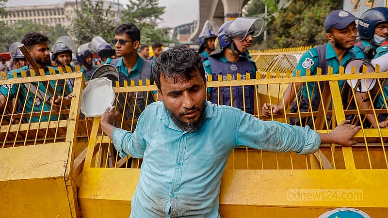 শাহবাগে বুধবার দুপুরে চাকরিপ্রত্যাশী দৃষ্টি প্রতিবন্ধীদের ‘লং মার্চ’ আটকে দেয় পুলিশ। সেসময় দাবি দাওয়া তুলে ধরে স্লোগান দেন বিক্ষোভকারীরা। ছবি: মাহমুদ জামান অভি