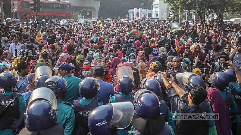 সরকারি প্রাথমিক বিদ্যালয়ের সহকারী শিক্ষক পদে নিয়োগ বাতিল হওয়া প্রার্থীদের সচিবালয়মুখী পদযাত্রা শিক্ষা ভবনের সামনে আটকে দেয় পুলিশ। ছবি: আব্দুল্লাহ আল মমীন