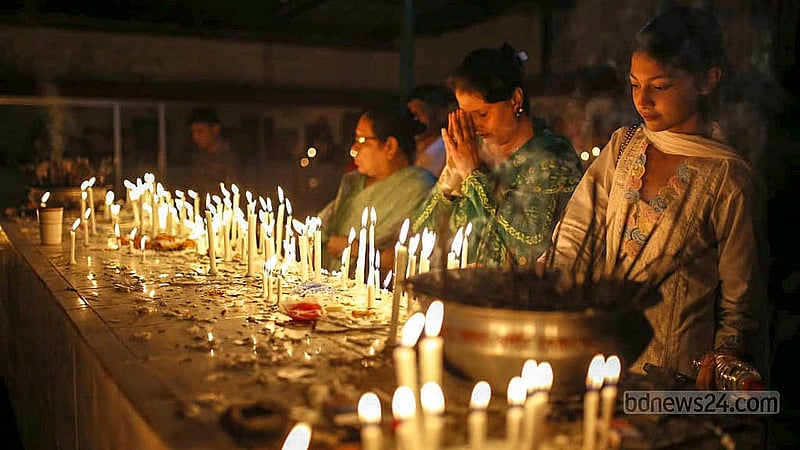 প্রবারণা পূর্ণিমায় বুধবার ঢাকার বাসাবো বৌদ্ধ মন্দিরে প্রার্থনারত এক পুণ্যার্থী।