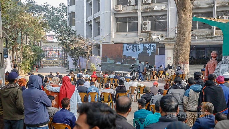 জগন্নাথ বিশ্ববিদ্যালয় কেন্দ্রীয় শিক্ষার্থী সংসদের ফলাফল ঘোষণার আগে ক্যাম্পাসে কোনো শিক্ষার্থীকে প্রবেশ করতে দেওয়া হচ্ছে না। কেবল সাংবাদিক, প্রার্থী ও পোলিং এজেন্ট এবং নির্বাচন সংশ্লিষ্টরাই প্রবেশ করতে পারছেন। ফলে ক্যাম্পাসের ভেতরে ভোটগণনা সরাসরি দেখানো বড় পর্দার সামনে ভিড় কম