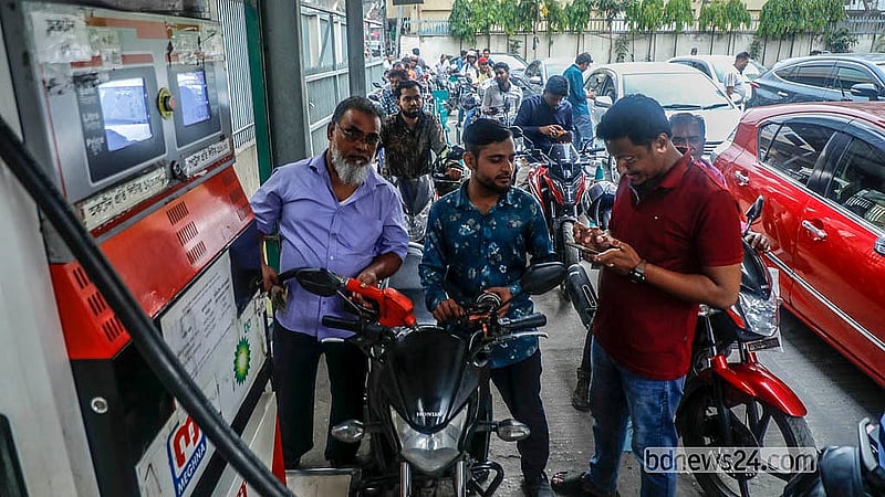রাজধানীর পরীবাগ এলাকায় একটি ফিলিং স্টেশন থেকে ফুয়েল পাস দেখিয়ে তেল নিচ্ছেন মোটরসাইকেল চালকরা। মাসে সর্বোচ্চ ৬০ লিটার তেল পাবেন একজন মোটরসাইকেল চালক