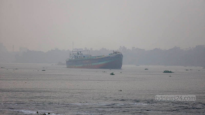 শীতের সকালের মত কুয়াশায় মোড়ানো শীতলক্ষ্যা নদী। কার্তিকেই এতো পরিমাণ কুয়াশার দেখা মিলছে যে দূর থেকে পরিষ্কার কিছু চোখে পড়ে না। ছবি: মাহমুদ জামান অভি