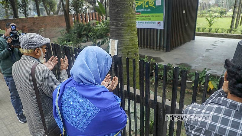 ঢাকা বিশ্ববিদ্যালয়ের কেন্দ্রীয় মসজিদ সংলগ্ন জাতীয় কবি কাজী নজরুল ইসলামের সমাধির পাশে সমাহিত শরীফ ওসমান হাদির কবর দূর থেকে একনজর দেখতে আসেন অনেকে। কেউ কেউ তার জন্য দুহাত তুলে প্রার্থনা করেন
