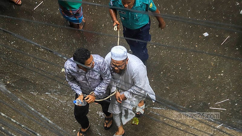 বৃষ্টির মধ্যেই আসামিদের আদালতে হাজির করে পুলিশ। বুধবার ঢাকার মুখ্য মহানগর হাকিম আদালত থেকে তোলা
