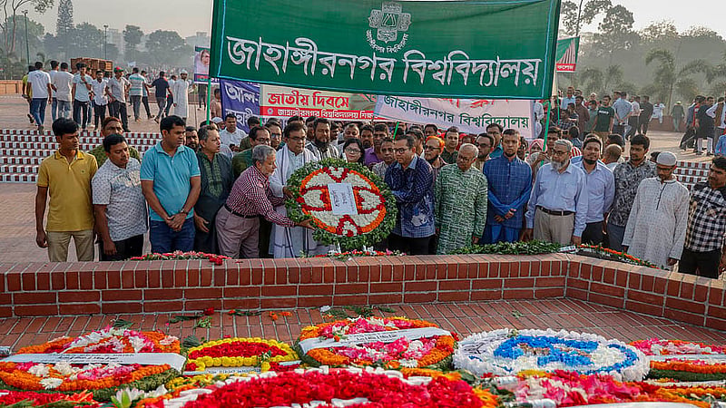 স্বাধীনতা দিবসের সকালে বুধবার সাভারে জাতীয় স্মৃতিসৌধে শ্রদ্ধা নিবেদন করেন জাহাঙ্গীরনগর বিশ্ববিদ্যালয়ের উপাচার্য মোহাম্মদ কামরুল আহসান। ছবি: মাহমুদ জামান অভি
