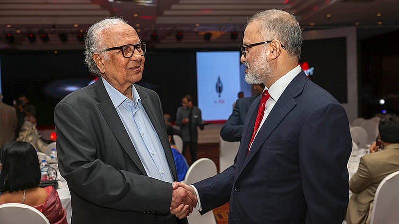 বিডিনিউজ টোয়েন্টিফোর ডটকমের ১৯ বছর পূর্তির অনুষ্ঠানে প্রধান সম্পাদক তৌফিক ইমরোজ খালিদীর সঙ্গে নাট্যজন রামেন্দু মজুমদার।