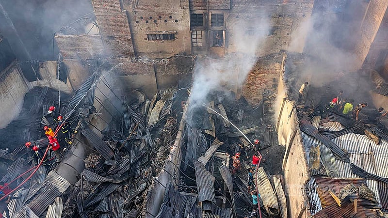 পুরান ঢাকার ইসলামবাগের চেয়ারম্যানঘাট এলাকায় বুধবার দুপুরে প্লাস্টিকের গুদামে আগুন লাগলে তা নেভাতে ফায়ার সার্ভিসের কর্মীদের সঙ্গে যোগ দেন স্থানীয়রা।