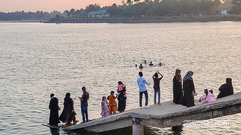 নাফ নদীর স্বচ্ছ পানি আর দূরের পাহাড়— প্রকৃতির এমন রূপ দেখতে প্রতিদিন হাজারো মানুষের পা পড়ে টেকনাফের শাহ পরীর দ্বীপে। ছবি: জসিম মাহমুদ