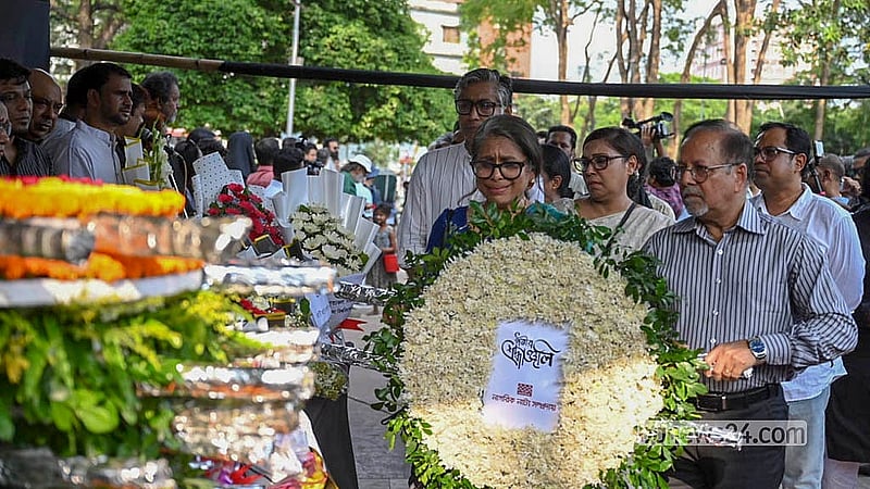 কেন্দ্রীয় শহীদ মিনার প্রাঙ্গণে অভিনেতা ও নির্দেশক আতাউর রহমানের মরদেহে শ্রদ্ধা জানায় বিভিন্ন সংগঠন।