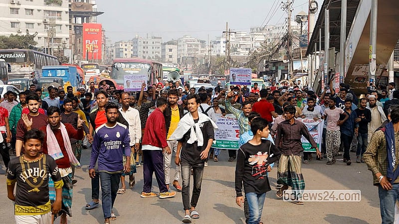 বাড্ডার প্রগতি সরণিতে সোমবার সকালে একদল চালক চিকন চাকার ব্যাটারিচালিত রিকশা চলাচলের অনুমতির দাবিতে সড়ক অবরোধ করেন। সেই সঙ্গে তারা মোটা চাকার ব্যাটারিচালিত রিকশা বিক্রি বন্ধেরও দাবি জানান