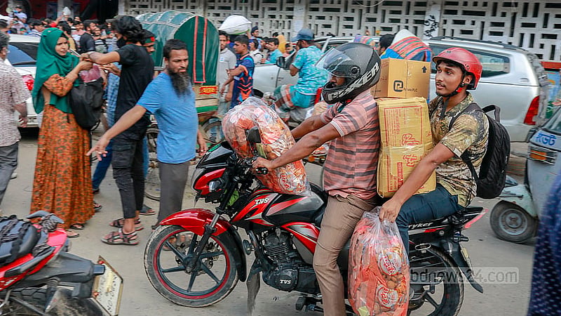 কেউ কেউ নিয়ে এসেছেন খাদ্য সামগ্রী।