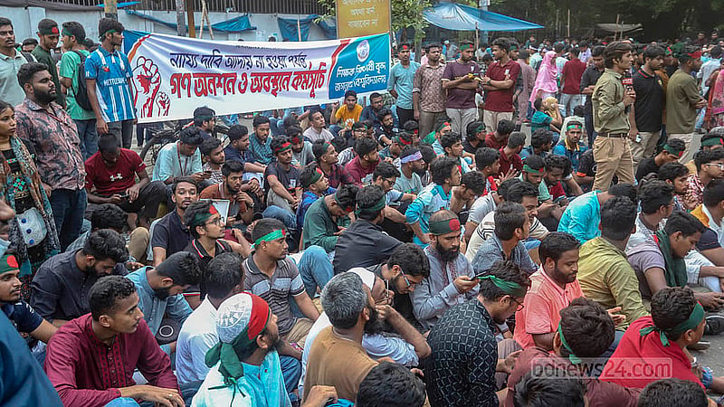 আবাসন বৃত্তি চালু, পূর্ণাঙ্গ বাজেট অনুমোদনসহ চার দাবিতে শুক্রবার কাকরাইল মসজিদ মোড়ে অনশনে বসে জগন্নাথ বিশ্ববিদ্যালয়ের আন্দোলনরত শিক্ষার্থীরা। ছবি: আব্দুল্লাহ আল মমীন