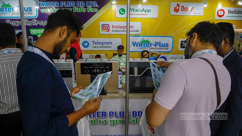 ঢাকার ইন্টারন্যাশনাল কনভেনশন সিটি বসুন্ধরার (আইসিসিবি) চার নম্বর হলে একটি স্টলে পানি বিশুদ্ধকরণের ফিল্টার দেখছেন দর্শনার্থীরা। ছবি: মাহমুদ জামান অভি