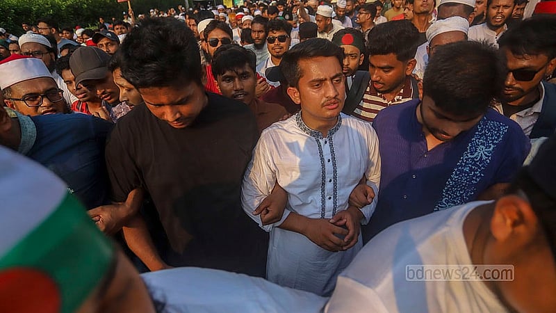 আওয়ামী লীগ নিষিদ্ধের দাবিতে শুক্রবার প্রধান উপদেষ্টার বাসভবনের কাছে মিন্টো রোডের প্রবেশ মুখে সমাবেশ শেষে মিছিল নিয়ে শাহবাগের দিকে যান জাতীয় নাগরিক পার্টির (এনসিপি) দক্ষিণাঞ্চলের মুখ্য সংগঠক হাসনাত আবদুল্লাহসহ অনেকেই।  ছবি: আব্দুল্লাহ আল মমীন