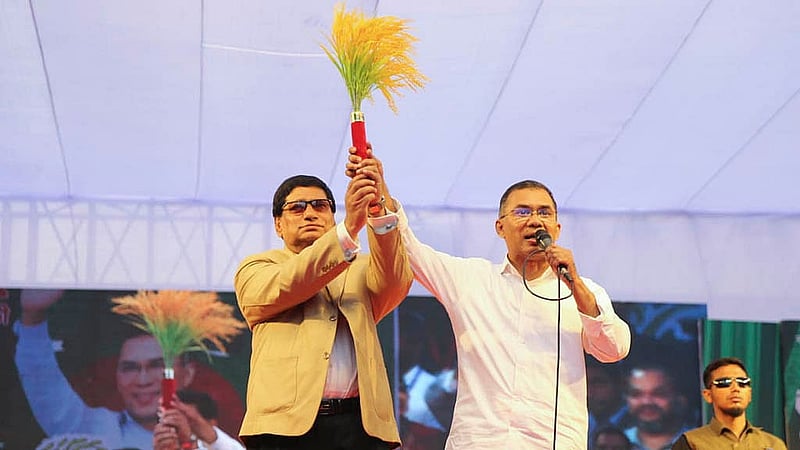 ঢাকা-৫ আসনের যাত্রাবাড়ী এলাকায় সোমবার পথসভায় বিএনপি প্রার্থী নবী উল্লাহ নবীর সঙ্গে দলের চেয়ারম্যান তারেক রহমান