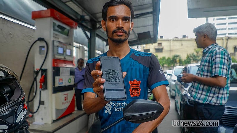 রাজধানীর পরীবাগ এলাকার একটি ফিলিং স্টেশনে ফুয়েল পাস দেখাচ্ছেন এক চালক