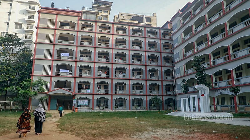৭ জানুয়ারি ২০২৪: দ্বাদশ জাতীয় নির্বাচনে ভোটগ্রহণ শুরুর পরপর ঢাকার বনানী মডেল স্কুল কেন্দ্রের দৃশ্য। কোনো কোনো কেন্দ্রে ভোটারদের সরব উপস্থিতি দেখা গেলেও অনেক কেন্দ্রই ছিল ভোটারশূন্য। ছবি: মোস্তাফিজুর রহমান