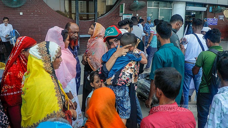 ঢাকার শাহজালাল আন্তর্জাতিক বিমানবন্দরে রোববার বহির্গমন যাত্রীদের অপেক্ষা। শনিবার বিমানবন্দরের কার্গো ভিলেজে অগ্নিকাণ্ডের জেরে রোববারও ছিল শিডিউল বিপর্যয়। ছবি: আব্দুল্লাহ আল মমীন