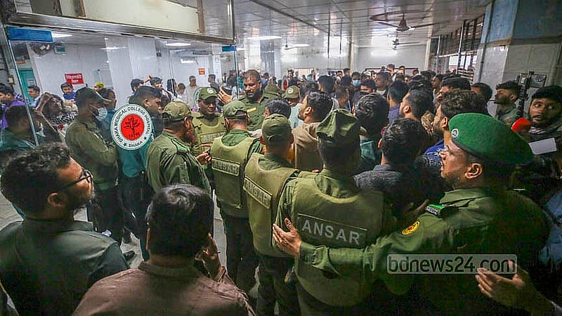 ইনকিলাব মঞ্চের আহ্বায়ক শরীফ ওসমান বিন হাদিকে ঢাকা মেডিকেল কলেজ হাসপাতালে নেওয়ার পর সেখানে সতর্ক অবস্থানে ছিল আইনশৃঙ্খলা বাহিনী।