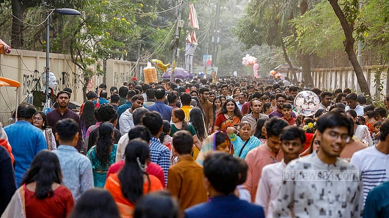 সরস্বতী পূজায় ঘিরে শুক্রবার বিকালে ঢাকা বিশ্ববিদ্যালয়ের জগন্নাথ হলের মাঠের প্রবেশ গেটে উপচে পড়া ভিড়