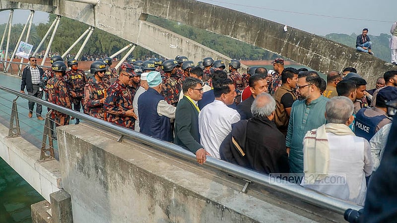 দেড় যুগ পর দেশে ফিরে শুক্রবার বাবা সাবেক রাষ্ট্রপতি জিয়াউর রহমানের কবর জিয়ারত করেন বিএনপির ভারপ্রাপ্ত চেয়ারম্যান তারেক রহমান। তার আগমন উপলক্ষে কঠোর নিরাপত্তা জোরদার করা হয়
