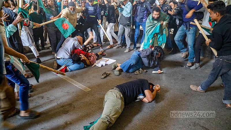 ১৫ জানুয়ারি সংক্ষুব্ধ আদিবাসী ছাত্র-জনতার কর্মসূচিতে জাতীয় পতাকা বাঁধা রড, লাঠি ও ক্রিকেট স্ট্যাম্প দিয়ে নির্বিচারে পিটিয়ে কমপক্ষে ১৮ জনকে আহত করা হয়েছে।