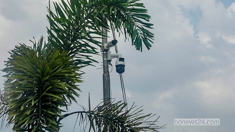 ট্রাফিক ব্যবস্থা নিয়ন্ত্রণে রাখতে এআই ক্যামেরা বসানো হয়েছে রাজধানীর শাহবাগ ইন্টারকন্টিনেন্টাল হোটেলের সামনে।  ছবি: আব্দুল্লাহ আল মমীন