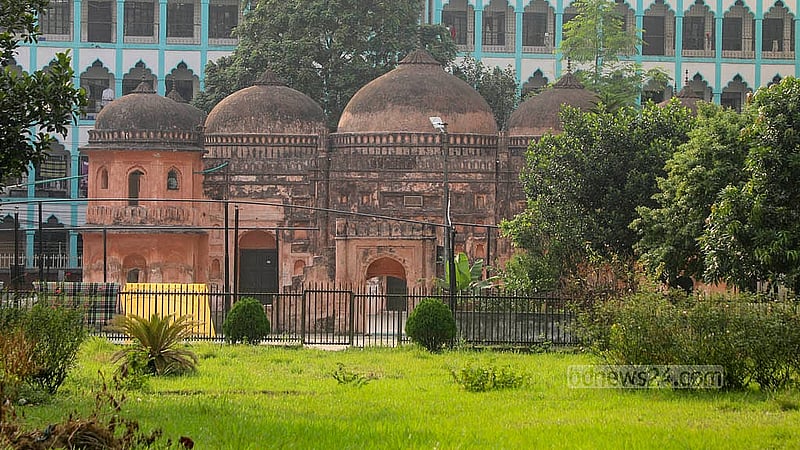 ঢাকার মোহাম্মদপুরে অবস্থিত ‘সাত গম্বুজ মসজিদ’। এর গম্বুজ, মিনার ও বুরুজ বহন করছে মুঘল আমলের স্থাপত্যশৈলী।  ছবি: আব্দুল্লাহ আল মমীন