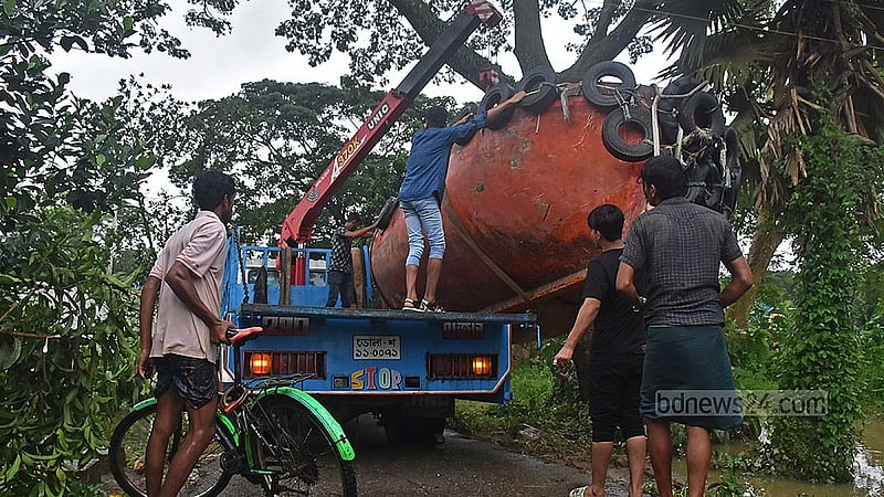আটকেপড়াদের উদ্ধার কাজ শেষে ফেনীর ফাজিলপুর থেকে একটি নৌকা ট্রাকে করে অন্যত্র নিয়ে যাচ্ছেন স্বেচ্ছাসেবীরা। ছবি: সুমন বাবু