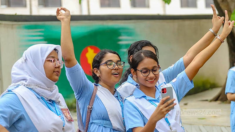 মোবাইলে এইচএসসি পরীক্ষার ফলাফল দেখে আনন্দে আত্মহারা ভিকারুননিসা নূন স্কুল অ্যান্ড কলেজের শিক্ষার্থীরা। ছবি: আব্দুল্লাহ আল মমীন