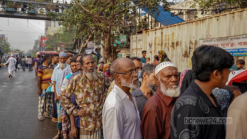 দু-চার টাকা বাঁচাতে ঢাকার নতুন বাজারে টিসিবির ট্রাকের পেছনে নির্দিষ্ট সময়ের আগেই লাইনে দাঁড়িয়ে পড়েন নিম্ন আয়ের মানুষ