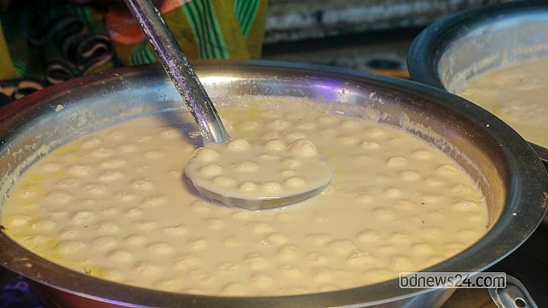 ঢাকার পূর্বাচলে নীলা মার্কেটে মিষ্টির পসরা সাজিয়ে বসে আছেন এক বিক্রেতা। ২৫০ টাকা থেকে ৬০০ টাকা কেজি দরেও মিষ্টি পাওয়া যায় সেখানে