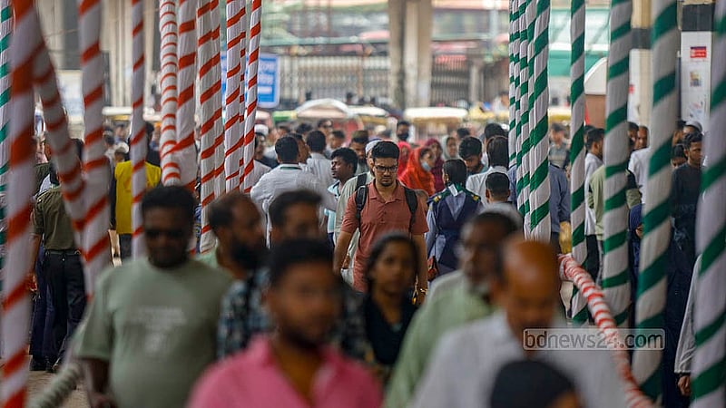 স্বজনদের সঙ্গে কোরবানির ঈদ উদযাপনে ঢাকা ছাড়ছে মানুষ। সোমবার রাজধানীর কমলাপুর রেল স্টেশনে ঘরমুখো মানুষের ভিড় দেখা যায়। ছবি: মাহমুদ জামান অভি