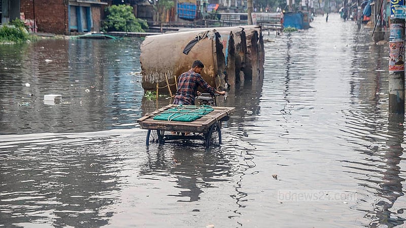 রাজধানীর শনির আখড়ার জিয়া সরণি সড়কে খাল ও বৃষ্টির পানি মিশে একাকার