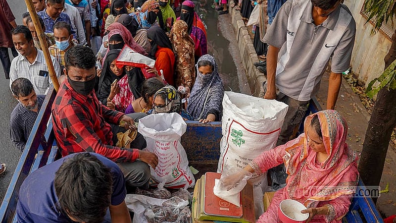রাজধানীর নতুন বাজারে টিসিবির ট্রাক থেকে পণ্য নিচ্ছে নিম্ন আয়ের মানুষেরা