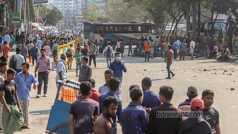 ঢাকার মহাখালীতে বৃহস্পতিবার ব্যাটারিচালিত রিকশাচালকরা সড়ক আটকে যানবাহন চলাচল বন্ধ করে দেন। ছবি: আব্দুল্লাহ আল মমীন