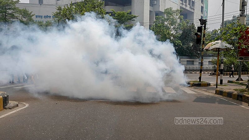 তিন দাবি আদায়ে কাকরাইল মসজিদের সামনে পৌঁছলে জগন্নাথ বিশ্ববিদ্যালয়ের লংমার্চে কাঁদুনে গ্যাস ছোড়ে আইনশৃঙ্খলা বাহিনী। ছবি: আব্দুল্লাহ আল মমীন