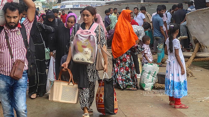 ঈদযাত্রার সঙ্গী ছিল পোষা প্রাণীও। শুক্রবার ঢাকার সদরঘাট লঞ্চ টার্মিনালে। ছবি: আব্দুল্লাহ আল মমীন