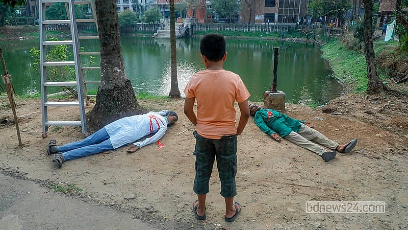 একাত্তরে পাকিস্তানি বাহিনীর চালানো বর্বরতার প্রতীকী উপস্থাপন দেখছে এক শিশু। বুধবার ঢাকা বিশ্ববিদ্যালয় জগন্নাথ হল প্রাঙ্গণে চলে এ আয়োজন